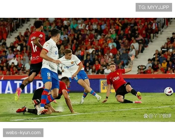 特写:比赛日清晨,球场管理团队为当晚对决所做的最后准备